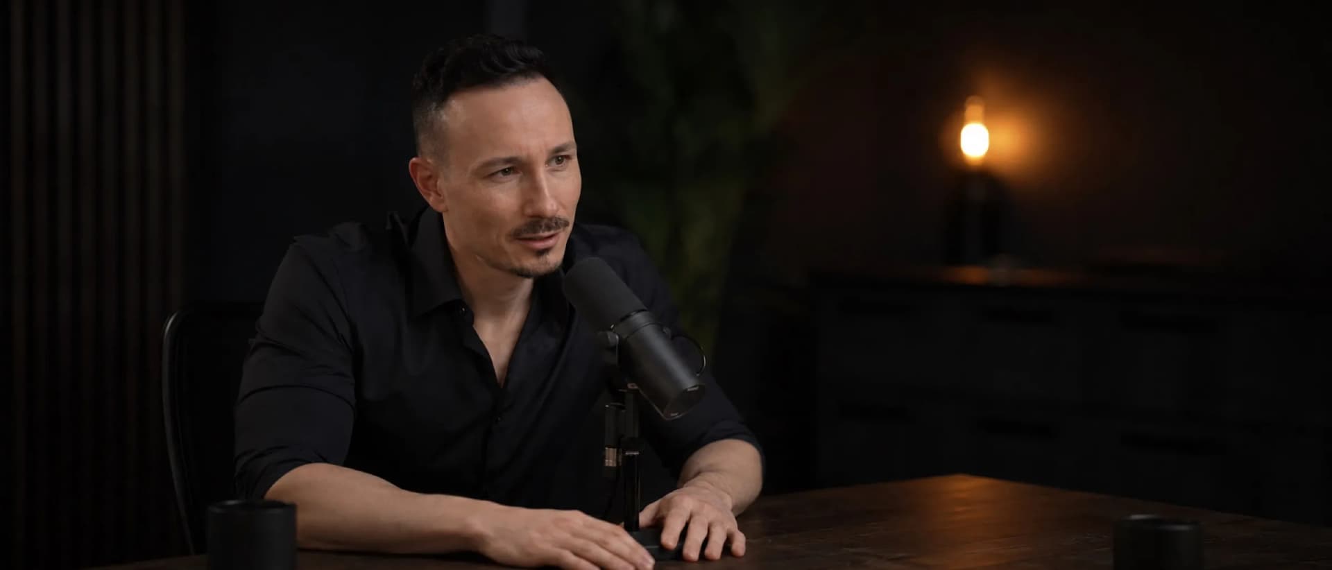 Manuel Dandler bei der Podcast-Aufnahme am Mikrofon