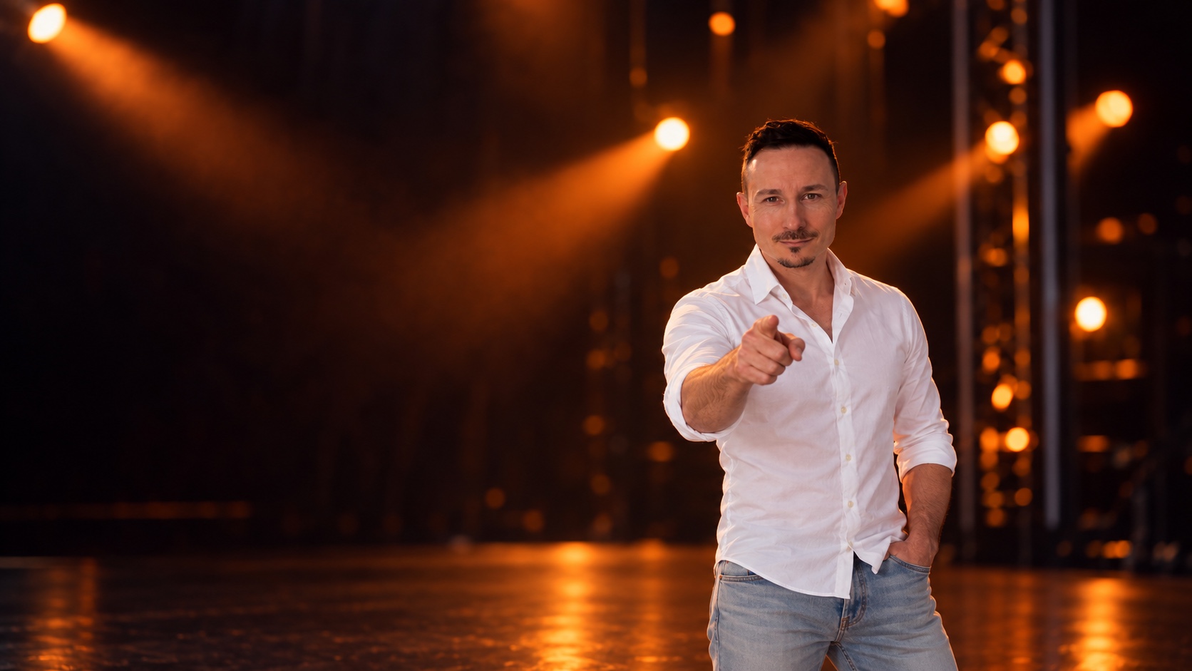 Manuel Dandler zeigt auf dich